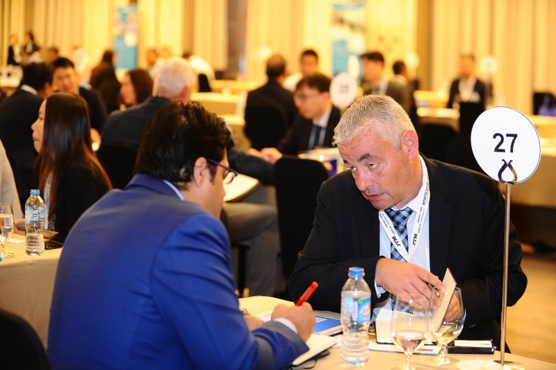 Two members in a one-to-one Freightcamp meeting
